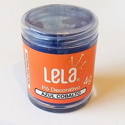 Frasco pequeno de pó decorativo azul cobalto com rótulo laranja da marca Lela