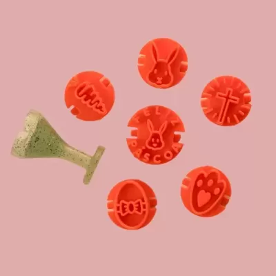 Selos de borracha laranja com motivos da Páscoa e suporte verde