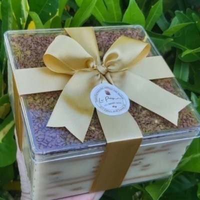 Sobremesa embalada com fita dourada em caixa plástica transparente