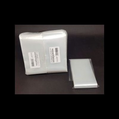 Pacotes de plástico transparente com etiquetas adesivas e códigos de barras