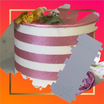 Bolo redondo com faixas cor-de-rosa e branco e flores decorativas