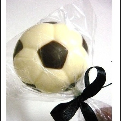 Chocolate em forma de bola de futebol embrulhado em plástico transparente com laço preto