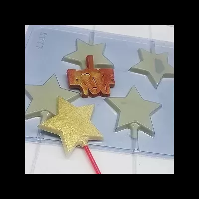 Molde de plástico com chocolates em forma de estrela e 'LOVE YOU'