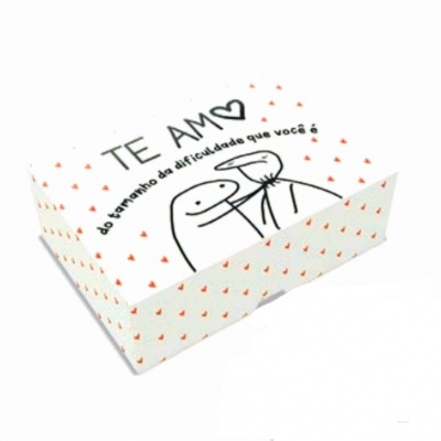 Caixa branca com corações vermelhos e ilustração com texto 'TE AMO'.