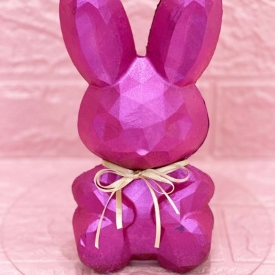 Estátua decorativa de coelho rosa metálico com fita bege