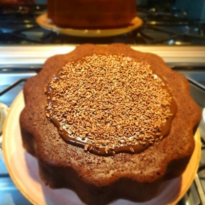 bolo de chocolate com cobertura e granulados