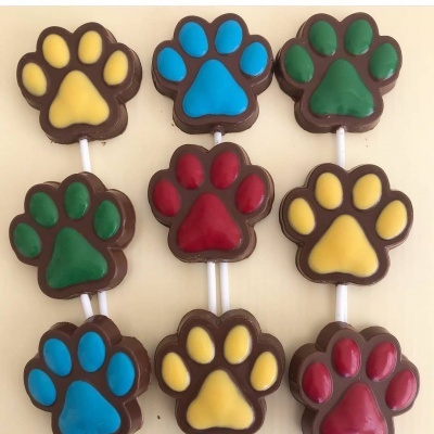Pirulitos de chocolate coloridos em forma de patas de animal