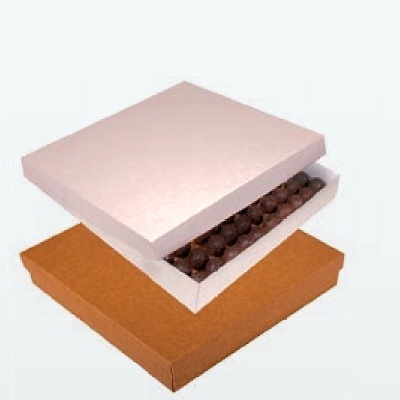 Caixas de bombons, uma aberta mostrando chocolates, a outra fechada castanha.