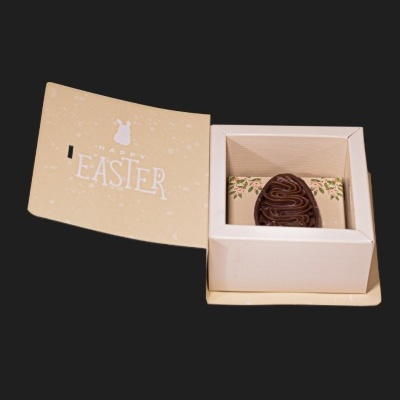 Caixa dourada de Páscoa com ovo de chocolate decorado