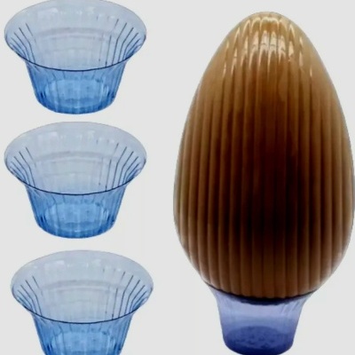 Três taças pequenas azuis transparentes e um objecto oval castanho com suporte azul