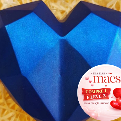 Chocolate azul em forma de coração lapidado com selo promocional de Dia das Mães