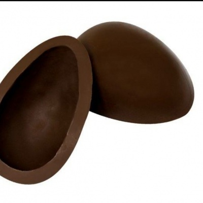 Ovo de chocolate castanho claro partido ao meio