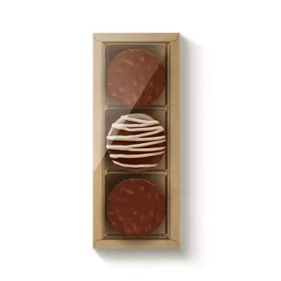 Três bombons redondos numa embalagem plástica transparente.