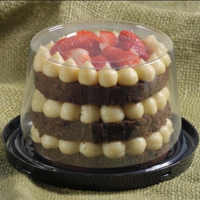 Bolo de chocolate recheado com creme e morangos numa embalagem plástica transparente.