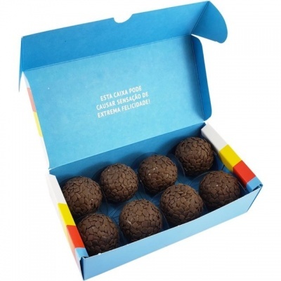 caixa azul aberta com sete brigadeiros de chocolate