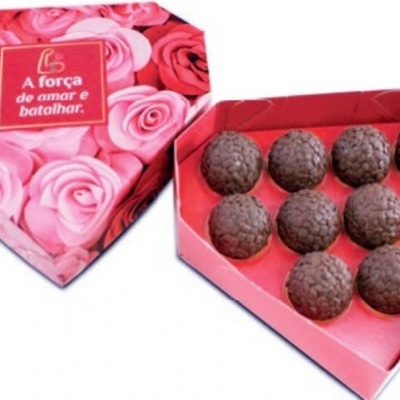 Caixa de chocolates em forma de coração com tampa decorada com rosas cor-de-rosa