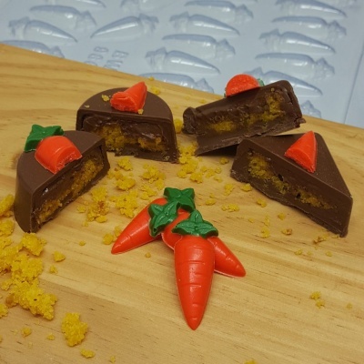 Barrinhas de chocolate cortadas com decoração de cenoura