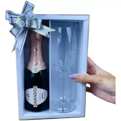 Conjunto presente garrafa espumante Chandon Rosé e taça em caixa branca com laço