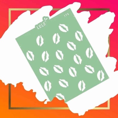 Folha verde com padrão branco de beijos sobre fundo degradê vermelho e laranja com moldura dourada