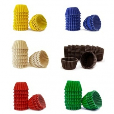 Forminhas de papel coloridas para cupcakes empilhadas em várias cores.