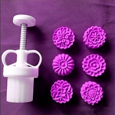 Conjunto de carimbos para bolos com ferramenta branca e carimbos florais roxos