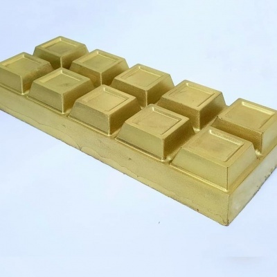 Barra de chocolate dourada com doze quadrados