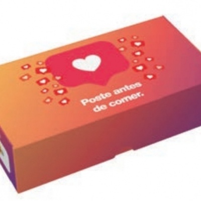 Caixa rectangular laranja e vermelha com coração branco e texto