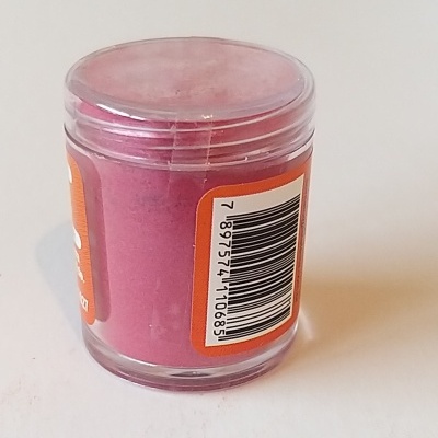 Frasco pequeno de plástico com pó cor-de-rosa e etiqueta laranja