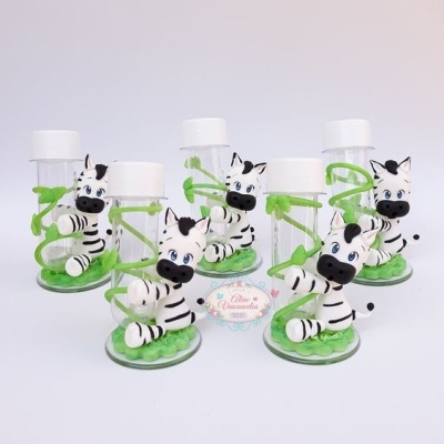 Frascos transparentes com figuras de zebra e tubos verdes em espiral