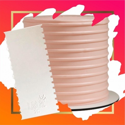 Bolo rosa pastel com textura ondulada e espátula branca com texto Lela 25