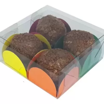 Caixa transparente com quatro brigadeiros de chocolate em forminhas coloridas.