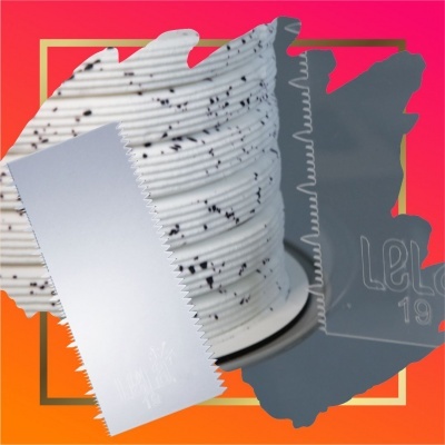 Carretel de corda branca com pontos pretos e amostras de tecido prateado e cinza com texto.