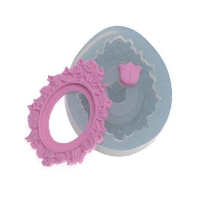 Molde de silicone cinzento com forma de moldura oval com rosa e tulipa em relevo