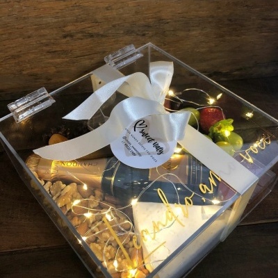 Caixa transparente com itens para presente e luzes LED decorativas