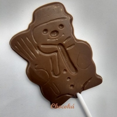 Pirulito de chocolate formato boneco de neve com detalhes em relevo