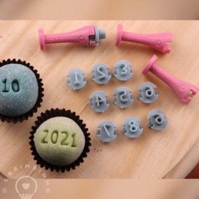 Moldes de silicone para decoração de bolos com letras e números em cores rosa e azul claro