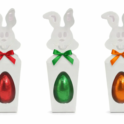 Caixas brancas de coelho com ovos embrulhados vermelhos, verdes e laranja