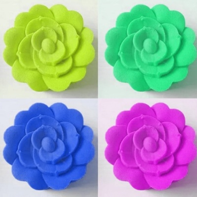 Quatro flores decorativas em feltro coloridas em amarelo, verde, azul e rosa