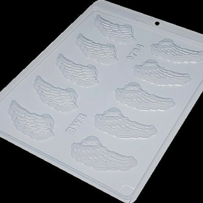 Moldes de plástico transparentes com formato de asas e inscrições BW13 e 9793