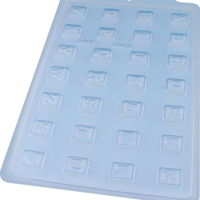 Forma de silicone azul com cavidades em forma de letras do alfabeto