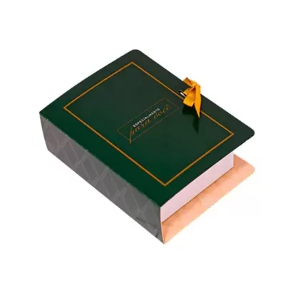 Saco de papel verde escuro e bege com texto imprimido e fita amarela