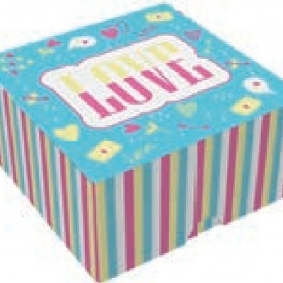 Caixa quadrada decorativa com texto 'TRUE LOVE'