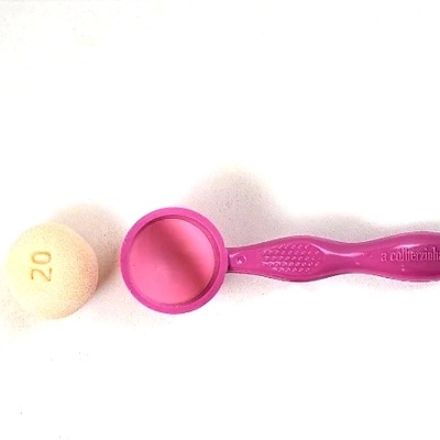 Medidor cor-de-rosa e colher branca com número 02