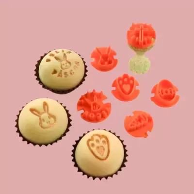 Bolos pequenos com carimbos decorativos de silicone laranja