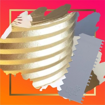 Faca de pastelaria prateada com inscrição LeLe e bolo dourado