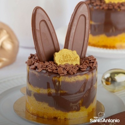 bolo pequeno com decoração de chocolate e peça dourada Let’s celebrate