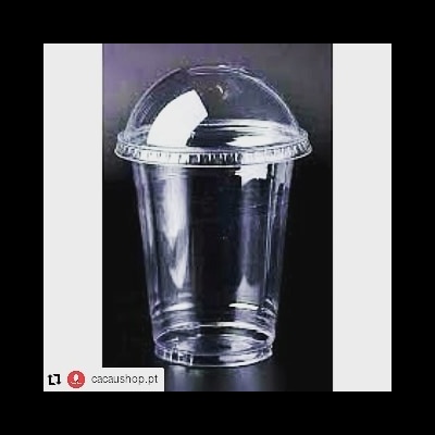 Copo plástico transparente com tampa hemisférica