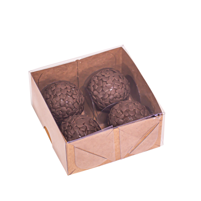 Caixa de bombons esféricos de chocolate com cobertura texturada
