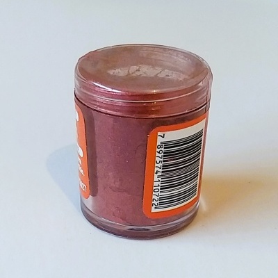 Frasco pequeno com pigmento castanho avermelhado e etiqueta com código de barras