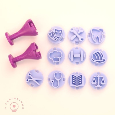 Conjunto de carimbos com símbolos variados em plástico lilás e roxo